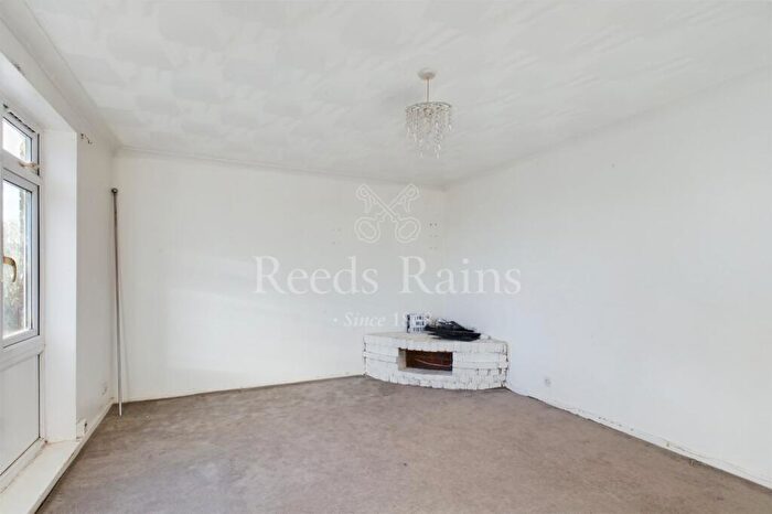 2 Bedroom Apartment For Sale In Stonewood, Bean, Dartford, Kent, DA2