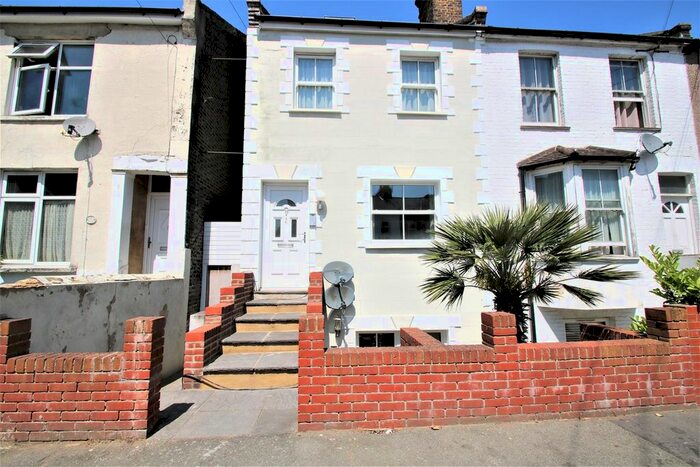 2 Bedroom Flat To Rent In Oval Road, Croydon, CR0