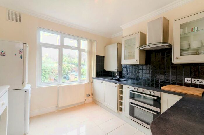 3 Bedroom Flat To Rent In Albert Road, South Norwood, London, SE25