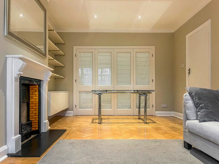 2 Bedroom Flat To Rent In Cambridge Park, Twickenham, TW1