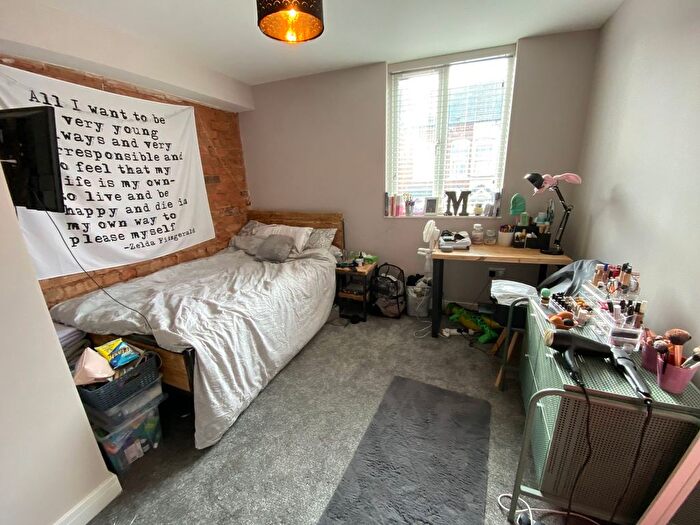 5 Bedroom Semi-Detached House To Rent In Daisy Road, Birmingham, B16