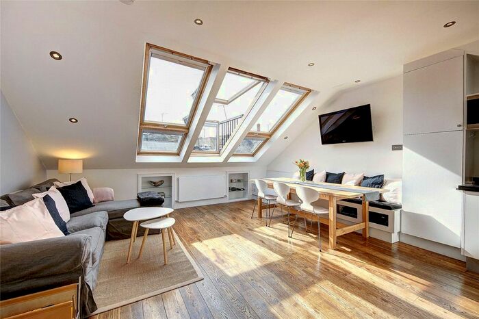 2 Bedroom Flat To Rent In Westbourne Grove Mews, London, W11