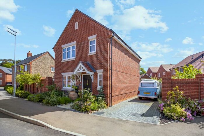 3 Bedroom Detached House To Rent In High Meadow Chichester, PO19