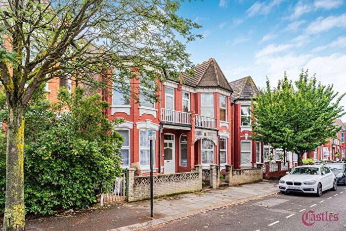 3 Bedroom Flat To Rent In Arcadian Gardens, Wood Green London, N22