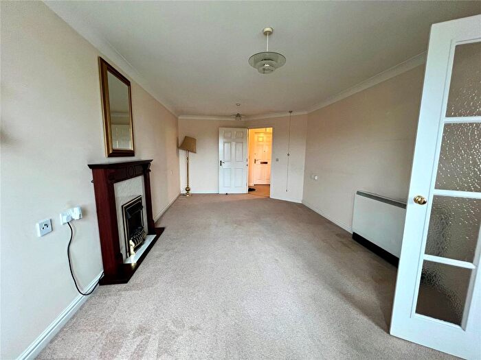 1 Bedroom Flat To Rent In Oyster Lane, Byfleet, West Byfleet, Surrey, KT14