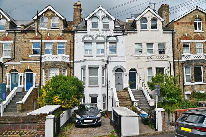 1 Bedroom Flat For Sale In Queens Road, Twickenham, TW1