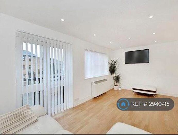 2 Bedroom Flat To Rent In Observatory Mews, London, E14
