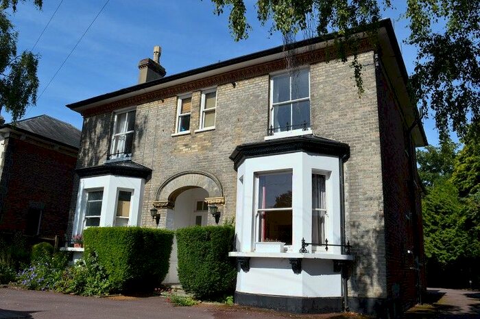 2 Bedroom Flat To Rent In Worple Road, Epsom, Surrey. KT18