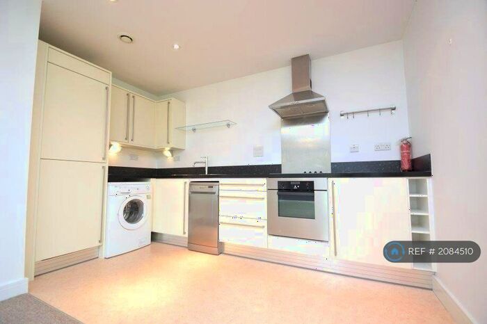 2 Bedroom Flat To Rent In Chapter Walk, Bristol, BS6