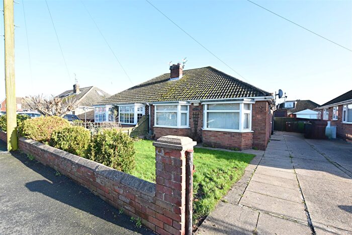 3 Bedroom Semi-Detached Bungalow For Sale In Peaks Avenue, New Waltham, Grimsby, DN36