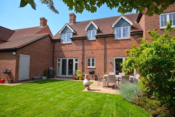 4 Bedroom Semi-Detached House For Sale In Woodwards Pens Haddenham Buckinghamshire, HP17