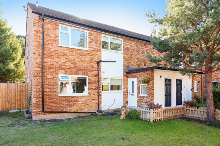 2 Bedroom Maisonette For Sale In Broomfield Court, Weybridge, Surrey, KT13