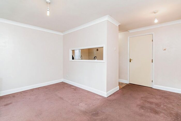 1 Bedroom Flat For Sale In Heatherbank Close, Crayford, Dartford, DA1