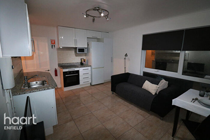 1 Bedroom Semi Detached House To Rent In Avalon Close, Enfield, EN2