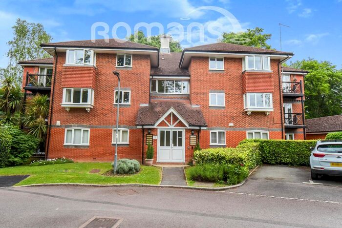 2 Bedroom Flat To Rent In Masefield Gardens, Crowthorne, RG45
