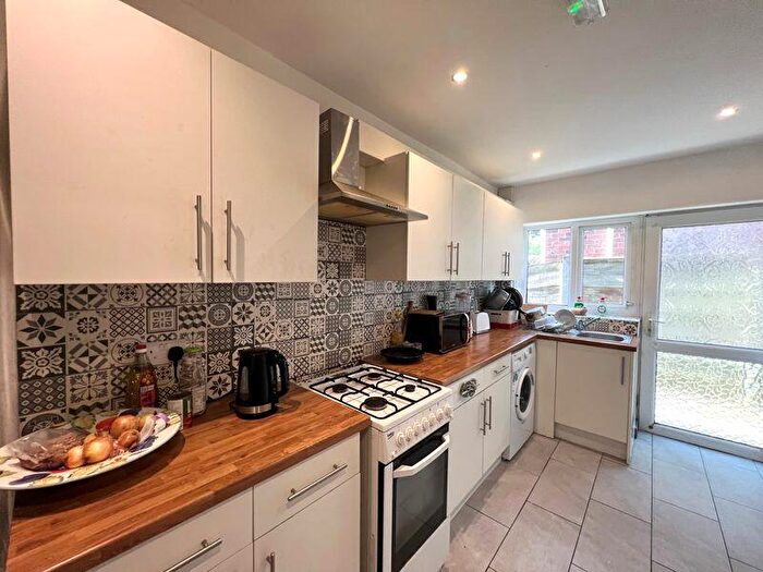 4 Bedroom House Of Multiple Occupation To Rent In Tenby Drive, Salford, M6