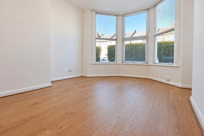 1 Bedroom Flat To Rent In Spacious Ground Floor Property With Private Garden - Turnpaike Lane, N22