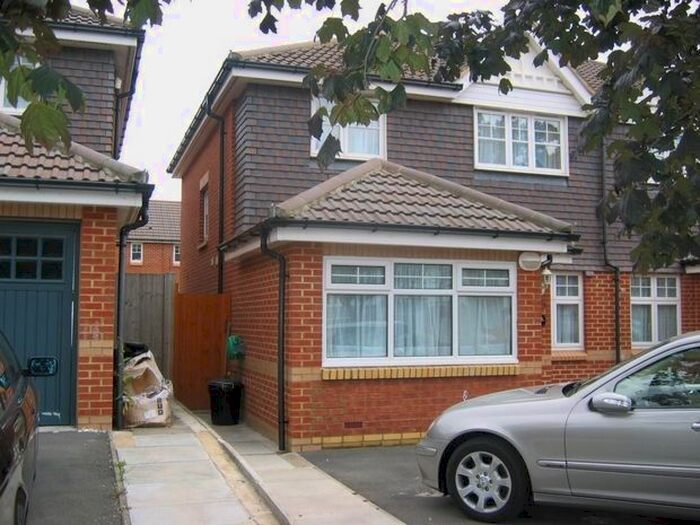 Studio To Rent In Gresham Road, Hounslow, Middlesex TW3