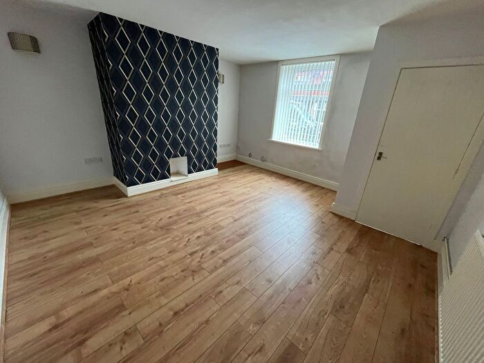 2 Bedroom End Terrace House To Rent In Ripponden Road, Oldham, OL4