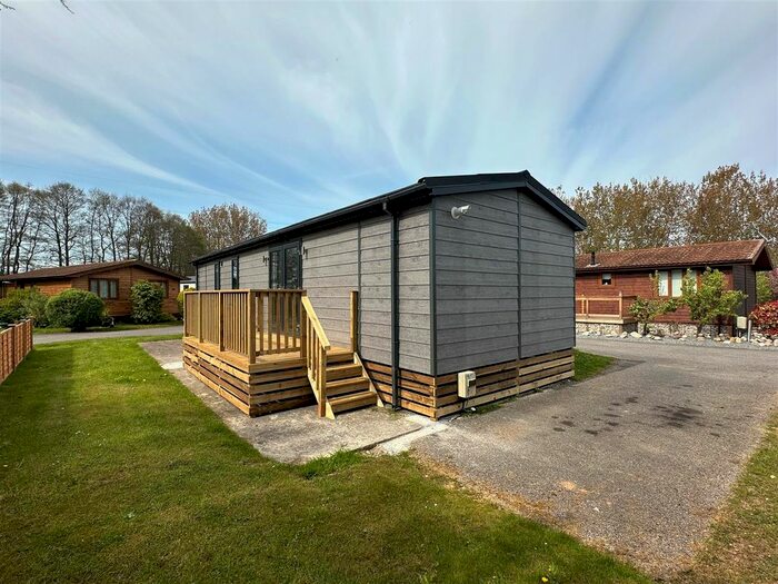 2 Bedroom Mobile/park Home For Sale In Hull Road, Wilberfoss, York, YO41