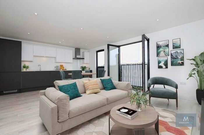 1 Bedroom Flat To Rent In High Road, Loughton IG10