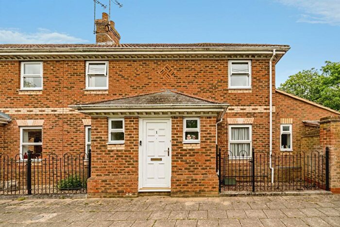 4 Bedroom End Of Terrace House For Sale In Astronomy Way, Aylesbury, HP19