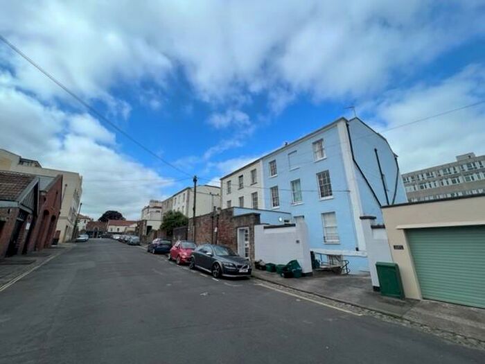 3 Bedroom Flat To Rent In Wetherell Place, Clifton, Bristol, BS8