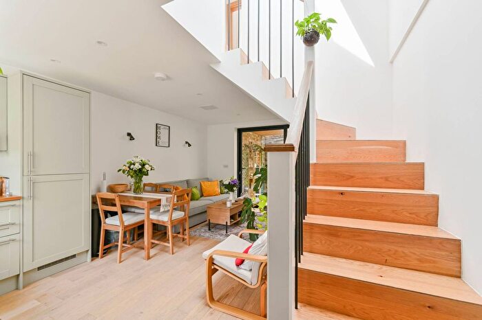 2 Bedroom Detached House To Rent In Gleneldon Mews, Streatham, London, SW16