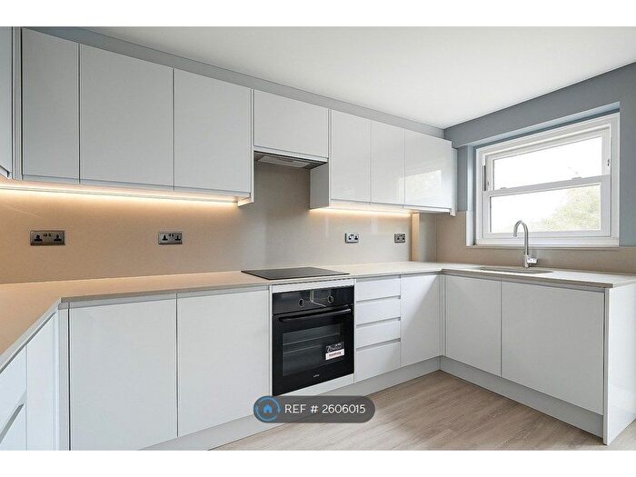 2 Bedroom Flat To Rent In Battersea Bridge Road, London, SW11
