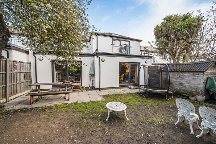 2 Bedroom Flat For Sale In Gainsborough Road, Kew, TW9