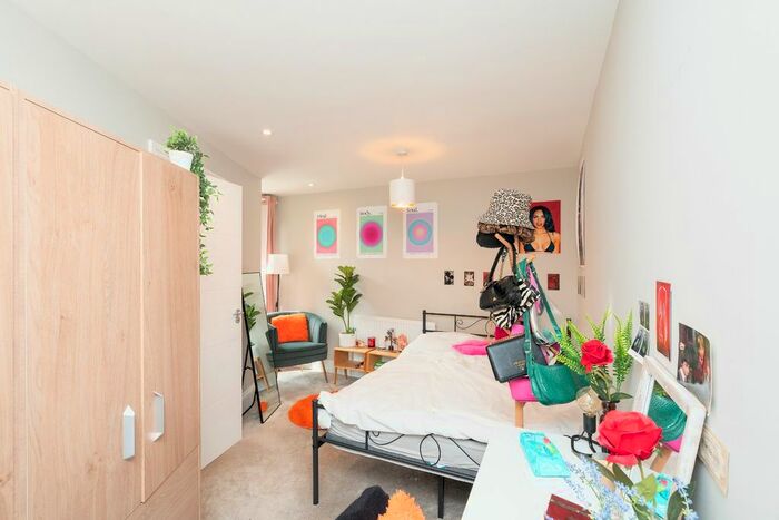2 Bedroom Flat For Sale In Chalk Hill, Watford, Hertfordshire, WD19
