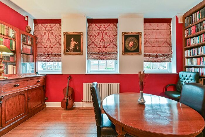 2 Bedroom Flat For Sale In Lilford Road, Camberwell, London, SE5