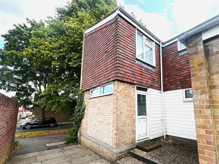 3 Bedroom Property To Rent In Bennet Close, Basingstoke, RG21