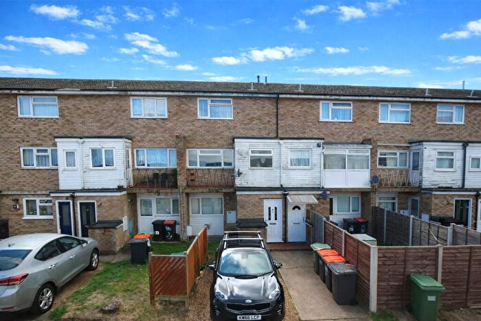 2 Bedroom Maisonette For Sale In Kirton Way, Houghton Regis, Dunstable, Bedfordshire, LU5