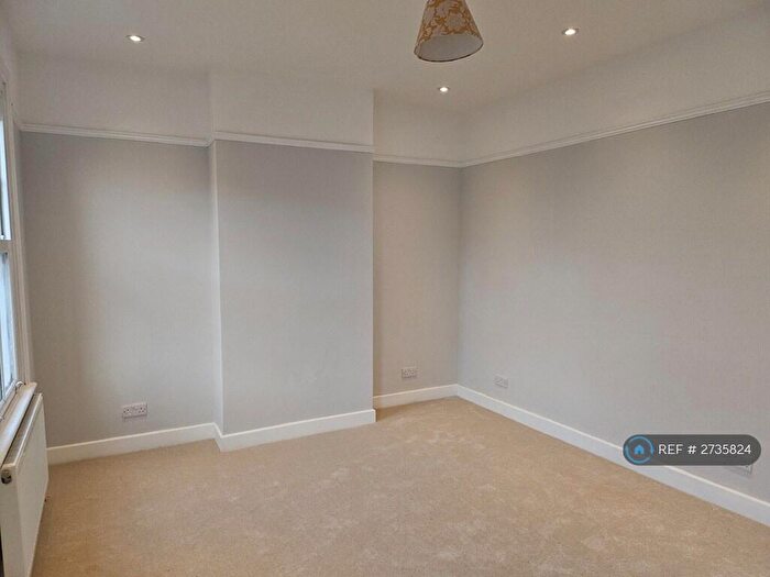 2 Bedroom Flat To Rent In High Street, Hampton Wick, Surrey, KT1