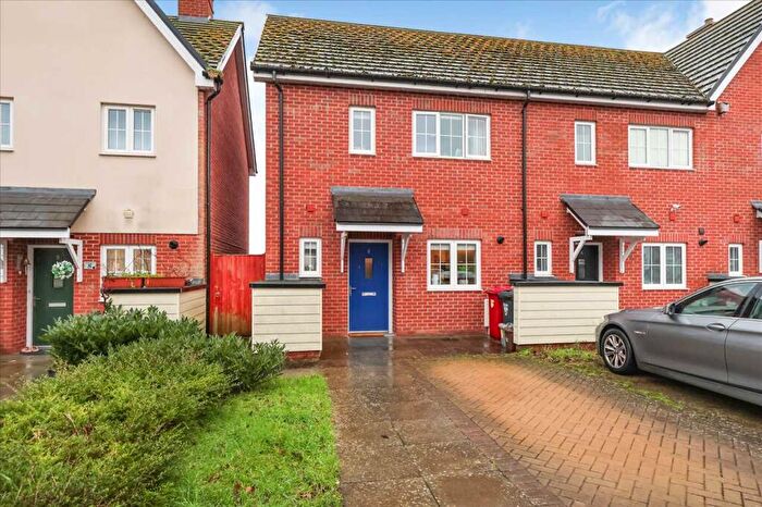 3 Bedroom End Of Terrace House For Sale In Oakcroft, Slough, SL2