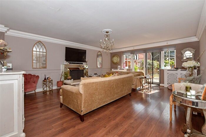 4 Bedroom Detached House For Sale In London Road, West Kingsdown, Kent, TN15