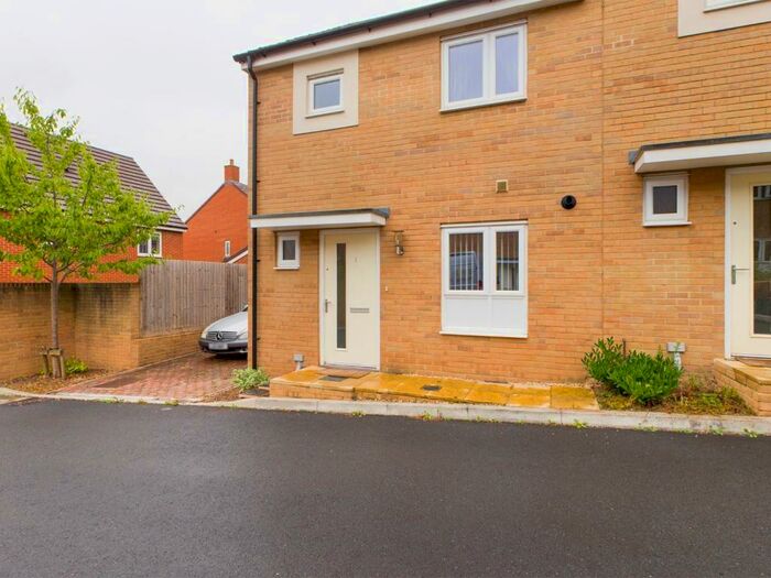 3 Bedroom Semi-Detached House To Rent In Primrose Road, Bristol, BS16