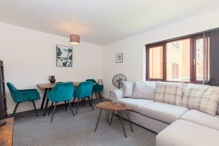 2 Bedroom Apartment To Rent In Cross Street, Oxford, OX4