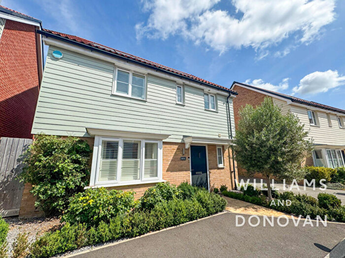 3 Bedroom Detached House For Sale In Alice Gardens, Rochford, SS4