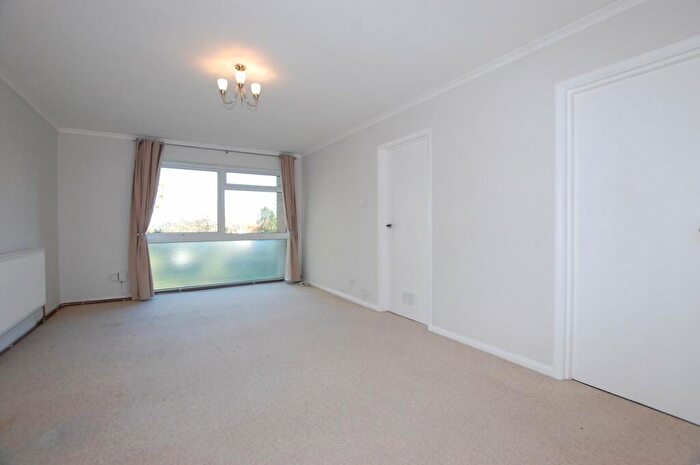 1 Bedroom Flat To Rent In Russell Court, London Lane, Bromley, BR1