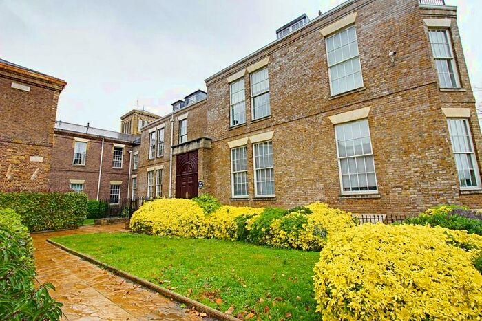 2 Bedroom Flat To Rent In Royal Drive, London, N11