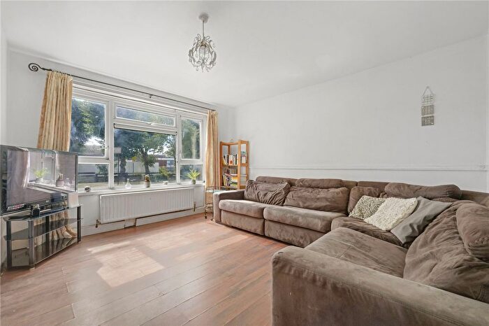 2 Bedroom Flat For Sale In Handsworth Avenue, Highams Park, London, E4
