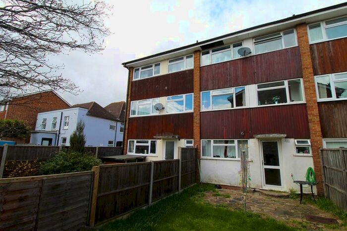 6 Bedroom Terraced House To Rent In Queens Drive, Guildford, GU2