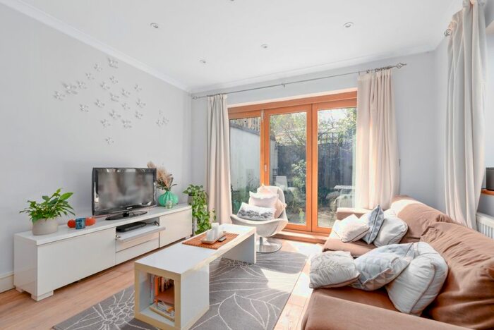 2 Bedroom Flat To Rent In Wandsworth Common West Side, Wandsworth, SW18