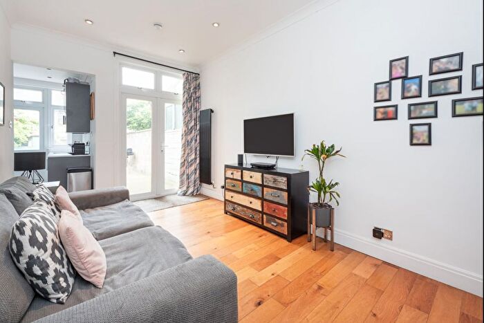 2 Bedroom Flat To Rent In Park Avenue, London, CR4