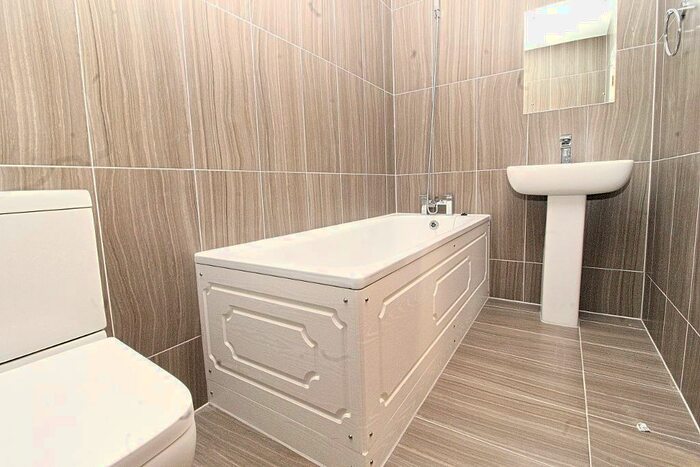 1 Bedroom Flat To Rent In High Road, N12