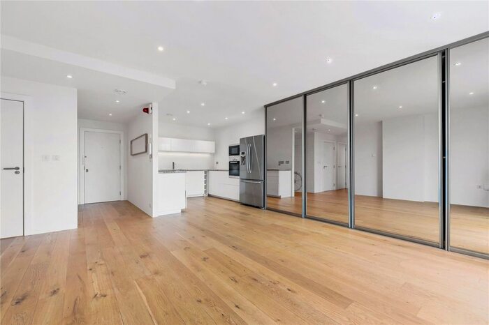 2 Bedroom Flat For Sale In Kingfisher Way, Cambridge, Cambridgeshire, CB2