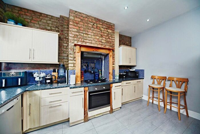 3 Bedroom Flat For Sale In London Road, Croydon, Surrey, CR0
