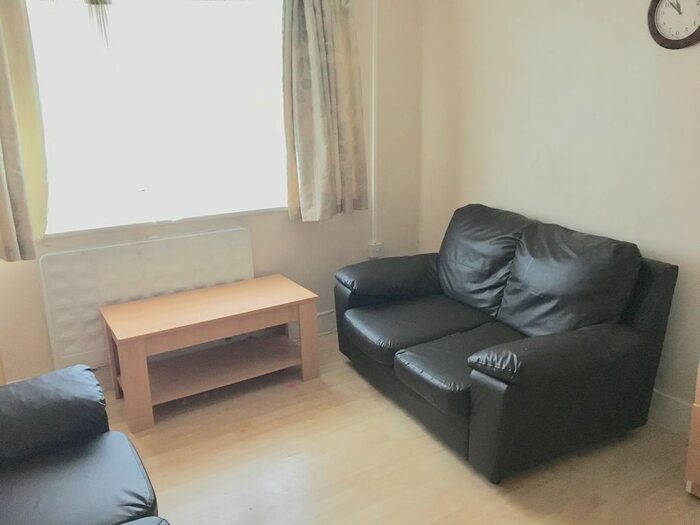 1 Bedroom Flat To Rent In Taunton Avenue, Hounslow TW3